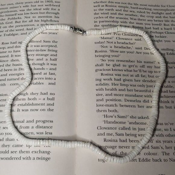 White Shell Necklace - Picture 1 of 4